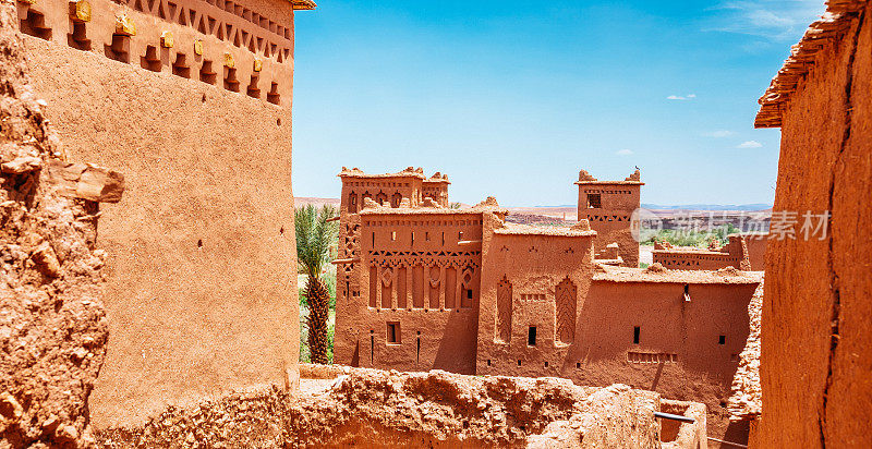 摩洛哥的Ait Ben Haddou ighrem(要塞村庄)，一个阳光明媚的日子，背景是晴朗的蓝天。